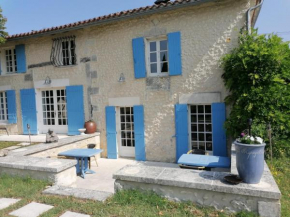Spacious holiday home with pool in Lusignac